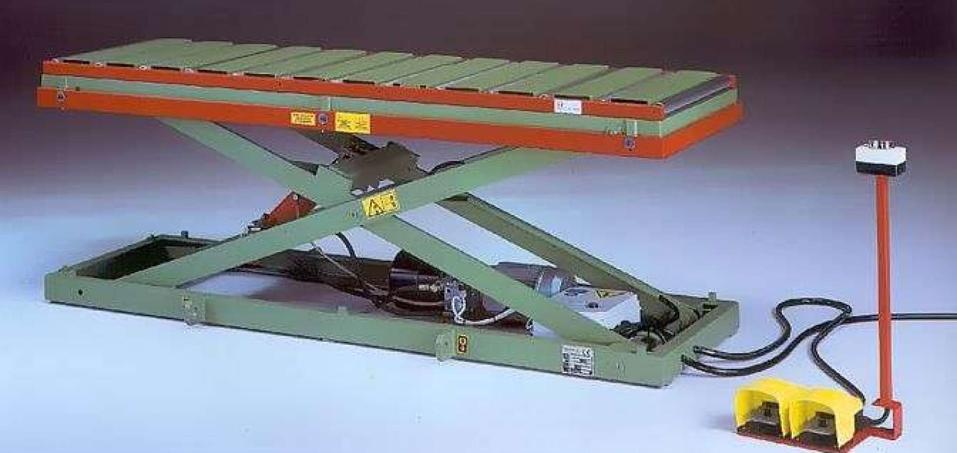 Lift tables with idle roller tops